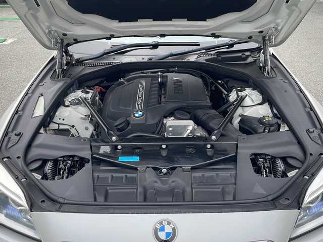 ＢＭＷ ６４０ｉ グランクーペ 兵庫県 2018(平30)年 5.3万km ミネラルホワイト 保証書・取説・有/純正メモリーナビ・フルセグ・BT・CD・DVD・FM・AM/バックカメラ/サイドカメラ/ETC/追尾機能付きクルーズコントロール/車線逸脱防止支援システム/衝突被害軽減ブレーキ/コーナーセンサー/パーキングブレーキサポート/前方ドライブレコーダー/パドルシフト/サンルーフ/電動パーキング/ブレーキホールド/全席シートヒーター/前席シートクーラー/アイドリングストップ/プッシュスタート/スマートキー×2/純正フロアマット