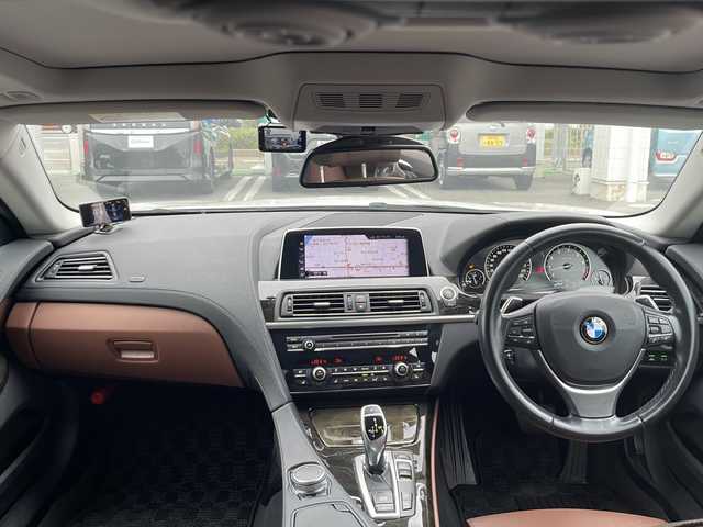 ＢＭＷ ６４０ｉ グランクーペ 兵庫県 2018(平30)年 5.3万km ミネラルホワイト 保証書・取説・有/純正メモリーナビ・フルセグ・BT・CD・DVD・FM・AM/バックカメラ/サイドカメラ/ETC/追尾機能付きクルーズコントロール/車線逸脱防止支援システム/衝突被害軽減ブレーキ/コーナーセンサー/パーキングブレーキサポート/前方ドライブレコーダー/パドルシフト/サンルーフ/電動パーキング/ブレーキホールド/全席シートヒーター/前席シートクーラー/アイドリングストップ/プッシュスタート/スマートキー×2/純正フロアマット