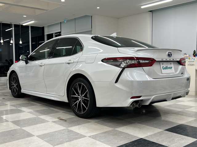 トヨタ カムリ 岐阜県 2021(令3)年 3.3万km プラチナホワイトパールマイカ 純正ナビ/トヨタセーフティーセンス/JBLプレミアムサウンドシステム/本革シート/バックカメラ/全方位カメラ/フルセグ/社外前方ドラレコ/BIuetooth/ETC2.0/USB入力端子/プッシュスタート/コーナーセンサー前後/パワーシート/シートヒーター運転席助手席/オートライト/オートマチックハイビーム/純正アルミホイール/LEDヘッドライト/レーンキープアシスト/MTモード付きAT/BSM/HUD/保証書/取扱説明書