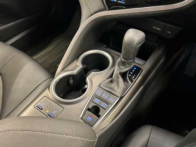 トヨタ カムリ 岐阜県 2021(令3)年 3.3万km プラチナホワイトパールマイカ 純正ナビ/トヨタセーフティーセンス/JBLプレミアムサウンドシステム/本革シート/バックカメラ/全方位カメラ/フルセグ/社外前方ドラレコ/BIuetooth/ETC2.0/USB入力端子/プッシュスタート/コーナーセンサー前後/パワーシート/シートヒーター運転席助手席/オートライト/オートマチックハイビーム/純正アルミホイール/LEDヘッドライト/レーンキープアシスト/MTモード付きAT/BSM/HUD/保証書/取扱説明書