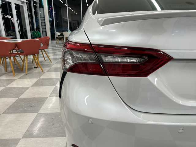 トヨタ カムリ 岐阜県 2021(令3)年 3.3万km プラチナホワイトパールマイカ 純正ナビ/トヨタセーフティーセンス/JBLプレミアムサウンドシステム/本革シート/バックカメラ/全方位カメラ/フルセグ/社外前方ドラレコ/BIuetooth/ETC2.0/USB入力端子/プッシュスタート/コーナーセンサー前後/パワーシート/シートヒーター運転席助手席/オートライト/オートマチックハイビーム/純正アルミホイール/LEDヘッドライト/レーンキープアシスト/MTモード付きAT/BSM/HUD/保証書/取扱説明書