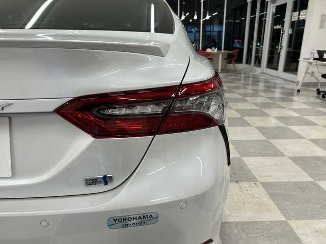 トヨタ カムリ 岐阜県 2021(令3)年 3.3万km プラチナホワイトパールマイカ 純正ナビ/トヨタセーフティーセンス/JBLプレミアムサウンドシステム/本革シート/バックカメラ/全方位カメラ/フルセグ/社外前方ドラレコ/BIuetooth/ETC2.0/USB入力端子/プッシュスタート/コーナーセンサー前後/パワーシート/シートヒーター運転席助手席/オートライト/オートマチックハイビーム/純正アルミホイール/LEDヘッドライト/レーンキープアシスト/MTモード付きAT/BSM/HUD/保証書/取扱説明書