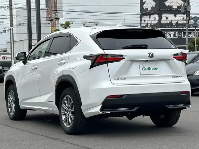 レクサス ＮＸ 300h Iパッケージ 岡山県 2015(平27)年 5.4万km ソニッククォーツ 登録時走行距離53543km/純正9.8インチナビ/フルセグTV/(AM.FM.TV.CD.DVD.BT)/バックカメラ/ETC/衝突被害軽減ブレーキ/サンルーフ/クルーズコントロール/横滑り防止装置/盗難防止装置/パワーシート/シートヒーター/ステアリングヒーター/アイドリングストップ/オートライト/オートブレーキホールド/純正フロアマット/17インチ純正AW/カーテンエアバック