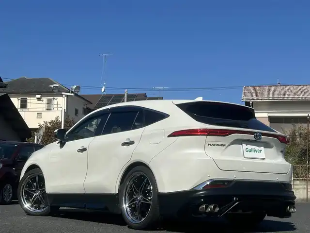 トヨタ ハリアー ハイブリッド Z 宮城県 2022(令4)年 3.6万km ホワイトパールクリスタルシャイン 4WD/ワンオーナー/純正ナビ/・Bluetooth/TV/USB/、AppleCarPlay/Android Auto/Toyota Safety Sense/・プリクラッシュセーフティ/・レーントレーシングアシスト/・レーダークルーズコントロール/・アダプティブハイビームシステム/・ロードサインアシスト/先行車発進告知機能/インテリジェントクリアランスソナー/リヤクロストラフィックオートブレーキ＋ブラインドスポットモニター　　　　　　　　　　　　　　　　　　　　　　　　 /車両接近通報装置/横滑り防止装置/盗難防止装置/衝突被害軽減システム/JBLプレミアムサウンドシステム/オートライト/電動格納ミラー/ドアバイザー/純正アルミホイールあり（スタッドレス装着）/WORK製21インチアルミホイール（SCHWERT SG1）/GRフロントスポイラー/GRサイドスカート/GRリヤバンパースポイラー＆GRスポーツマフラー/GRフロントバンパーガーニッシュ/ローダウン（純正スプリングあり）/ETC/取扱説明書/保証書/スペアキー1本