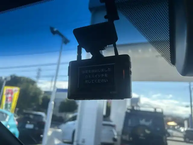 トヨタ ハリアー ハイブリッド Z 宮城県 2022(令4)年 3.6万km ホワイトパールクリスタルシャイン 4WD/ワンオーナー/純正ナビ/・Bluetooth/TV/USB/、AppleCarPlay/Android Auto/Toyota Safety Sense/・プリクラッシュセーフティ/・レーントレーシングアシスト/・レーダークルーズコントロール/・アダプティブハイビームシステム/・ロードサインアシスト/先行車発進告知機能/インテリジェントクリアランスソナー/リヤクロストラフィックオートブレーキ＋ブラインドスポットモニター　　　　　　　　　　　　　　　　　　　　　　　　 /車両接近通報装置/横滑り防止装置/盗難防止装置/衝突被害軽減システム/JBLプレミアムサウンドシステム/オートライト/電動格納ミラー/ドアバイザー/純正アルミホイールあり（スタッドレス装着）/WORK製21インチアルミホイール（SCHWERT SG1）/GRフロントスポイラー/GRサイドスカート/GRリヤバンパースポイラー＆GRスポーツマフラー/GRフロントバンパーガーニッシュ/ローダウン（純正スプリングあり）/ETC/取扱説明書/保証書/スペアキー1本