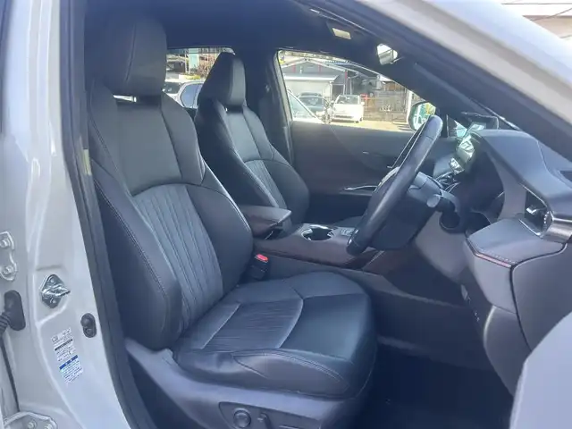 トヨタ ハリアー ハイブリッド Z 宮城県 2022(令4)年 3.6万km ホワイトパールクリスタルシャイン 4WD/ワンオーナー/純正ナビ/・Bluetooth/TV/USB/、AppleCarPlay/Android Auto/Toyota Safety Sense/・プリクラッシュセーフティ/・レーントレーシングアシスト/・レーダークルーズコントロール/・アダプティブハイビームシステム/・ロードサインアシスト/先行車発進告知機能/インテリジェントクリアランスソナー/リヤクロストラフィックオートブレーキ＋ブラインドスポットモニター　　　　　　　　　　　　　　　　　　　　　　　　 /車両接近通報装置/横滑り防止装置/盗難防止装置/衝突被害軽減システム/JBLプレミアムサウンドシステム/オートライト/電動格納ミラー/ドアバイザー/純正アルミホイールあり（スタッドレス装着）/WORK製21インチアルミホイール（SCHWERT SG1）/GRフロントスポイラー/GRサイドスカート/GRリヤバンパースポイラー＆GRスポーツマフラー/GRフロントバンパーガーニッシュ/ローダウン（純正スプリングあり）/ETC/取扱説明書/保証書/スペアキー1本