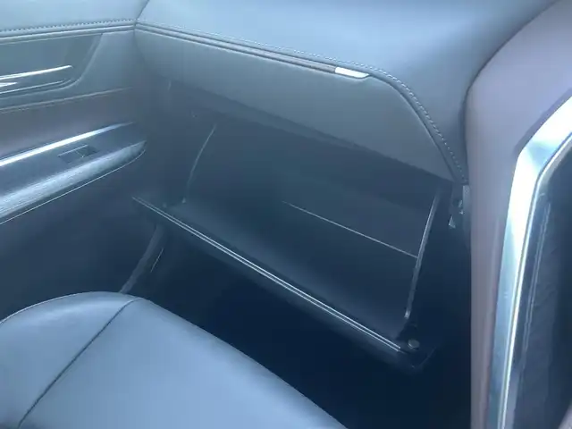 トヨタ ハリアー ハイブリッド Z 宮城県 2022(令4)年 3.6万km ホワイトパールクリスタルシャイン 4WD/ワンオーナー/純正ナビ/・Bluetooth/TV/USB/、AppleCarPlay/Android Auto/Toyota Safety Sense/・プリクラッシュセーフティ/・レーントレーシングアシスト/・レーダークルーズコントロール/・アダプティブハイビームシステム/・ロードサインアシスト/先行車発進告知機能/インテリジェントクリアランスソナー/リヤクロストラフィックオートブレーキ＋ブラインドスポットモニター　　　　　　　　　　　　　　　　　　　　　　　　 /車両接近通報装置/横滑り防止装置/盗難防止装置/衝突被害軽減システム/JBLプレミアムサウンドシステム/オートライト/電動格納ミラー/ドアバイザー/純正アルミホイールあり（スタッドレス装着）/WORK製21インチアルミホイール（SCHWERT SG1）/GRフロントスポイラー/GRサイドスカート/GRリヤバンパースポイラー＆GRスポーツマフラー/GRフロントバンパーガーニッシュ/ローダウン（純正スプリングあり）/ETC/取扱説明書/保証書/スペアキー1本