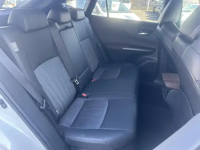 トヨタ ハリアー ハイブリッド Z 宮城県 2022(令4)年 3.6万km ホワイトパールクリスタルシャイン 4WD/ワンオーナー/純正ナビ/・Bluetooth/TV/USB/、AppleCarPlay/Android Auto/Toyota Safety Sense/・プリクラッシュセーフティ/・レーントレーシングアシスト/・レーダークルーズコントロール/・アダプティブハイビームシステム/・ロードサインアシスト/先行車発進告知機能/インテリジェントクリアランスソナー/リヤクロストラフィックオートブレーキ＋ブラインドスポットモニター　　　　　　　　　　　　　　　　　　　　　　　　 /車両接近通報装置/横滑り防止装置/盗難防止装置/衝突被害軽減システム/JBLプレミアムサウンドシステム/オートライト/電動格納ミラー/ドアバイザー/純正アルミホイールあり（スタッドレス装着）/WORK製21インチアルミホイール（SCHWERT SG1）/GRフロントスポイラー/GRサイドスカート/GRリヤバンパースポイラー＆GRスポーツマフラー/GRフロントバンパーガーニッシュ/ローダウン（純正スプリングあり）/ETC/取扱説明書/保証書/スペアキー1本