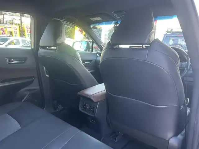 トヨタ ハリアー ハイブリッド Z 宮城県 2022(令4)年 3.6万km ホワイトパールクリスタルシャイン 4WD/ワンオーナー/純正ナビ/・Bluetooth/TV/USB/、AppleCarPlay/Android Auto/Toyota Safety Sense/・プリクラッシュセーフティ/・レーントレーシングアシスト/・レーダークルーズコントロール/・アダプティブハイビームシステム/・ロードサインアシスト/先行車発進告知機能/インテリジェントクリアランスソナー/リヤクロストラフィックオートブレーキ＋ブラインドスポットモニター　　　　　　　　　　　　　　　　　　　　　　　　 /車両接近通報装置/横滑り防止装置/盗難防止装置/衝突被害軽減システム/JBLプレミアムサウンドシステム/オートライト/電動格納ミラー/ドアバイザー/純正アルミホイールあり（スタッドレス装着）/WORK製21インチアルミホイール（SCHWERT SG1）/GRフロントスポイラー/GRサイドスカート/GRリヤバンパースポイラー＆GRスポーツマフラー/GRフロントバンパーガーニッシュ/ローダウン（純正スプリングあり）/ETC/取扱説明書/保証書/スペアキー1本