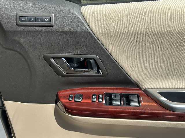 トヨタ アルファード 240G 埼玉県 2011(平23)年 12.4万km シルバーM (株)IDOMが運営する【じしゃロン熊谷店】の自社ローン専用車両になりますこちらは現金またはオートローンご利用時の価格です。自社ローンご希望の方は別途その旨お申付け下さい/純正HDDナビ　26061/　CD/DVD/DTV/Bluetooth/両側パワースライドドア/前席パワーシート/バックカメラ/ステアリングスイッチ/ビルトインＥＴＣ/１００充電/純正フロアマット/純正17インチアルミホイール/ドアバイザー/スマートキー