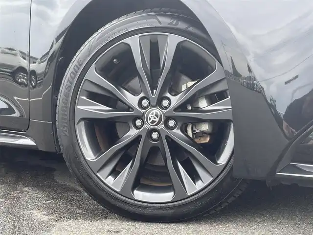 トヨタ カローラツーリング ハイブリッド ダブルバイビー 愛媛県 2020(令2)年 5.3万km ブラックマイカ 純正ディスプレイオーディオ(ナビ登録済み)/BT/USB/FM/AM/バックカメラ/ETC/純正ドライブレコーダー/トヨタセーフティセンス/レーダークルーズコントロール/衝突被害軽減ブレーキ/レーンキープアシストシステム/前後コーナーセンサー/LEDヘッドライト/オートライト/オートマチックハイビーム/フォグランプ/ハーフレザーシート/純正17インチアルミホイール/スマートキー/プッシュスタート