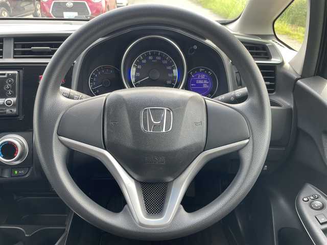ホンダ フィット 13G Fパッケージ 福岡県 2014(平26)年 3.7万km クリスタルブラックパール プッシュスタートボタン/スマートキー/USB接続/純正フロアマット/純正ホイルキャップ/オートライト/LEDヘッドライト/マニュアル車