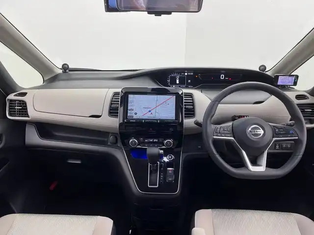 日産 セレナ ハイウェイスター V 群馬県 2022(令4)年 1.4万km ブリリアントホワイトパール 2トーン ９型ナビ　後席モニター　全方位カメラ　衝突被害軽減ブレーキ　アダプティブクルーズコントロール　ハンズフリー両側電動スライドドア　デジタルインナーミラー　ＢＳＭ　ビルトインＥＴＣ　ローダウン　禁煙車