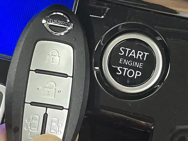 日産 セレナ ハイウェイスター V 群馬県 2022(令4)年 1.4万km ブリリアントホワイトパール 2トーン ９型ナビ　後席モニター　全方位カメラ　衝突被害軽減ブレーキ　アダプティブクルーズコントロール　ハンズフリー両側電動スライドドア　デジタルインナーミラー　ＢＳＭ　ビルトインＥＴＣ　ローダウン　禁煙車