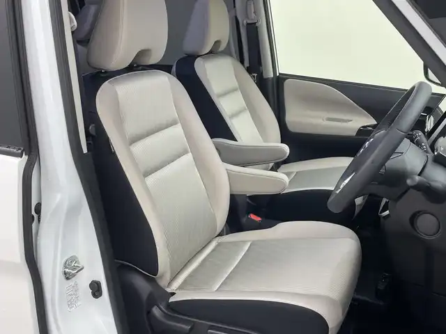 日産 セレナ ハイウェイスター V 群馬県 2022(令4)年 1.4万km ブリリアントホワイトパール 2トーン ９型ナビ　後席モニター　全方位カメラ　衝突被害軽減ブレーキ　アダプティブクルーズコントロール　ハンズフリー両側電動スライドドア　デジタルインナーミラー　ＢＳＭ　ビルトインＥＴＣ　ローダウン　禁煙車