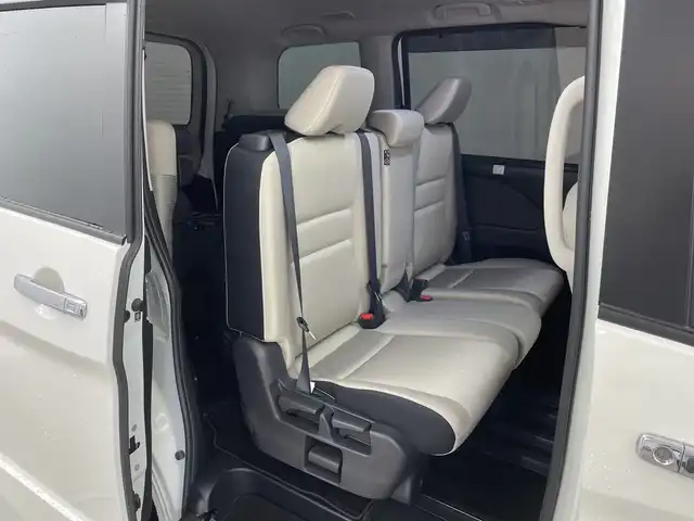 日産 セレナ ハイウェイスター V 群馬県 2022(令4)年 1.4万km ブリリアントホワイトパール 2トーン ９型ナビ　後席モニター　全方位カメラ　衝突被害軽減ブレーキ　アダプティブクルーズコントロール　ハンズフリー両側電動スライドドア　デジタルインナーミラー　ＢＳＭ　ビルトインＥＴＣ　ローダウン　禁煙車