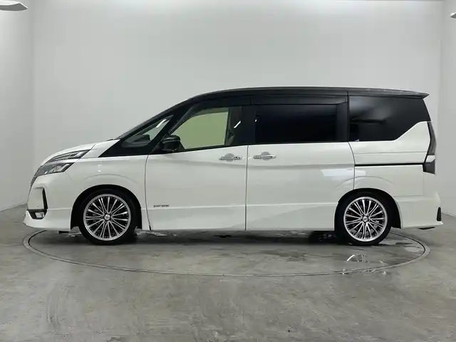 日産 セレナ ハイウェイスター V 群馬県 2022(令4)年 1.4万km ブリリアントホワイトパール 2トーン ９型ナビ　後席モニター　全方位カメラ　衝突被害軽減ブレーキ　アダプティブクルーズコントロール　ハンズフリー両側電動スライドドア　デジタルインナーミラー　ＢＳＭ　ビルトインＥＴＣ　ローダウン　禁煙車
