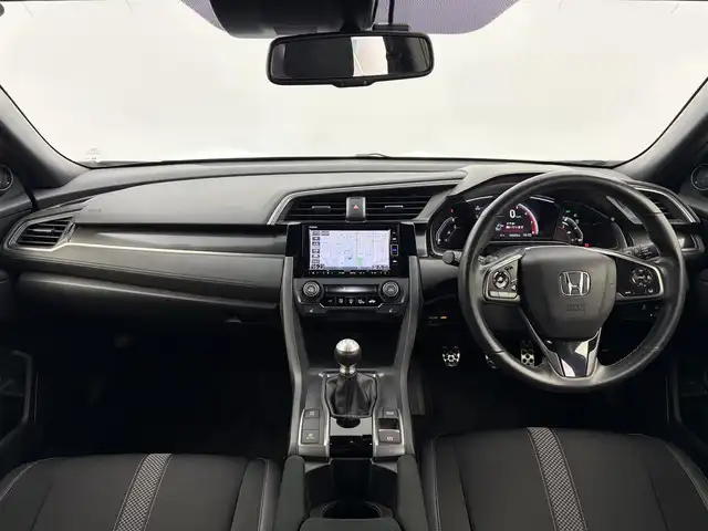 ホンダ シビック ハッチバック ホンダセンシング 愛知県 2021(令3)年 4.4万km プラチナホワイトパール 無限リアスポイラー/無限ドアミラー/Honda SENSING/衝突軽減ブレーキ/誤発進抑制機能/アダプティブクルーズコントロール/車線維持支援システム/バックカメラ/アジャイルハンドリングアシスト/電子制御パーキングブレーキ/オートブレーキホールド機能/マルチインフォメーションディスプレイ/純正7インチSDナビ/フルセグTV/DVD/CD/AM/FM/SD/USB/AUX/iPod/Bluetooth/本革巻きステアリング/ハーフレザーシート/シートヒーター/純正フロアマット/純正18インチアルミホイール/LEDヘッドライト/ETC2.0/前後ドライブレコーダー