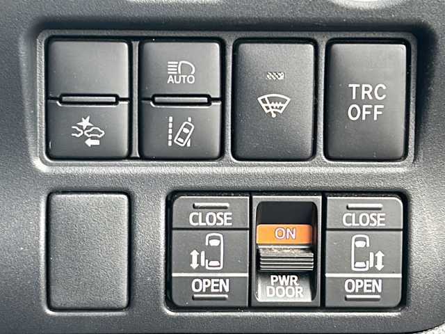 トヨタ エスクァイア ハイブリッド Gi ブラックテーラード 福島県 2016(平28)年 15.2万km ホワイトパールクリスタルシャイン 純正10インチナビ（TV/CD/DVD//Bluetooth/SD）　純正フリップダウンモニター　バックC　トヨタセーフティセンス　クルコン（追従無）　LEDヘッドライト　フォグランプ　オートライト　オートマチックハイビーム　ETC　ドラレコ（前方）　両側パワスラ　前席シートヒーター　スマートキー　プッシュスタート　ステアリングスイッチ　革巻きステアリング　社外15incAW車載（スタッドレスタイヤ）　純正フロアマット