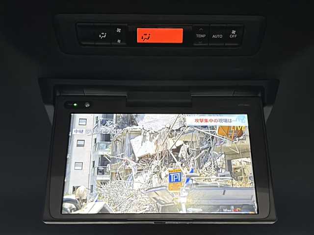 トヨタ エスクァイア ハイブリッド Gi ブラックテーラード 福島県 2016(平28)年 15.2万km ホワイトパールクリスタルシャイン 純正10インチナビ（TV/CD/DVD//Bluetooth/SD）　純正フリップダウンモニター　バックC　トヨタセーフティセンス　クルコン（追従無）　LEDヘッドライト　フォグランプ　オートライト　オートマチックハイビーム　ETC　ドラレコ（前方）　両側パワスラ　前席シートヒーター　スマートキー　プッシュスタート　ステアリングスイッチ　革巻きステアリング　社外15incAW車載（スタッドレスタイヤ）　純正フロアマット