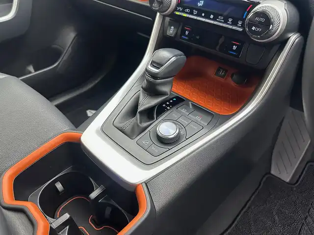 トヨタ ＲＡＶ４ アドベンチャー 兵庫県 2022(令4)年 3.2万km アティチュードブラックマイカ ・純正ディスプレイオーディオ/・純正メモリナビ/・ＪＡＯＳスポイラー/・バックカメラ/・ビルドインＥＴＣ２．０/・ドラレコ内臓デジタルインナーミラー/・スライディングガラスルーフ/・４ＷＤ/・ＬＥＤヘッドライト/・ＬＥＤフォグランプ/・オートライト/・オートハイビーム/・前後コーナーセンサー/・衝突軽減ブレーキ/・レーンキープアシスト/・追従クルーズコントロール/・ブラインドスポットモニター/・ステアリングヒーター/・シートヒーターD/N/・エアシートD/N/・レザーシート/・パワーシートD席のみ/・純正フロアマット/・純正19インチアルミホイール/・スマートキー/・スペアキー1本