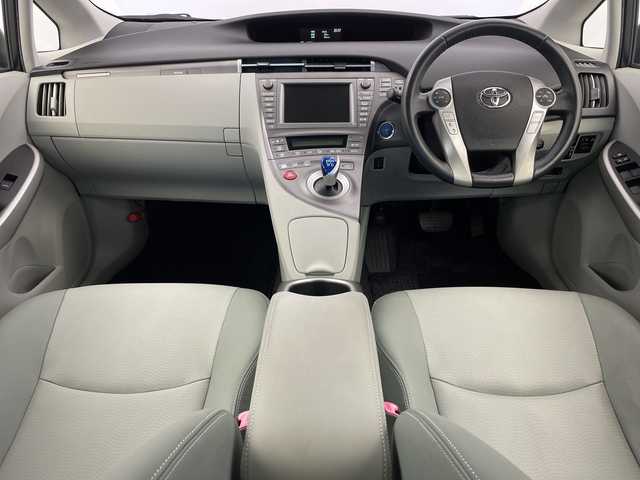 トヨタ プリウス ＰＨＶ G レザーパッケージ 新潟県 2012(平24)年 6.2万km シルバーM 純正メモリナビ/　フルセグTV/Bluetooth/CD/DVD/USB/レーダークルーズコントロール/ヘッドアップディスプレイ/D席パワーシート/レザーシート/前席シートヒーター/コーナーセンサー/バックモニター/ビルトインETC/横滑り防止装置/充電ケーブル/レザーステアリング/ステアリングスイッチ