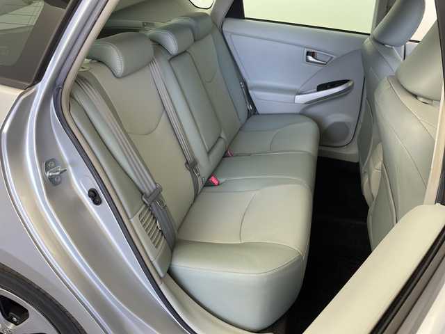 トヨタ プリウス ＰＨＶ G レザーパッケージ 新潟県 2012(平24)年 6.2万km シルバーM 純正メモリナビ/　フルセグTV/Bluetooth/CD/DVD/USB/レーダークルーズコントロール/ヘッドアップディスプレイ/D席パワーシート/レザーシート/前席シートヒーター/コーナーセンサー/バックモニター/ビルトインETC/横滑り防止装置/充電ケーブル/レザーステアリング/ステアリングスイッチ