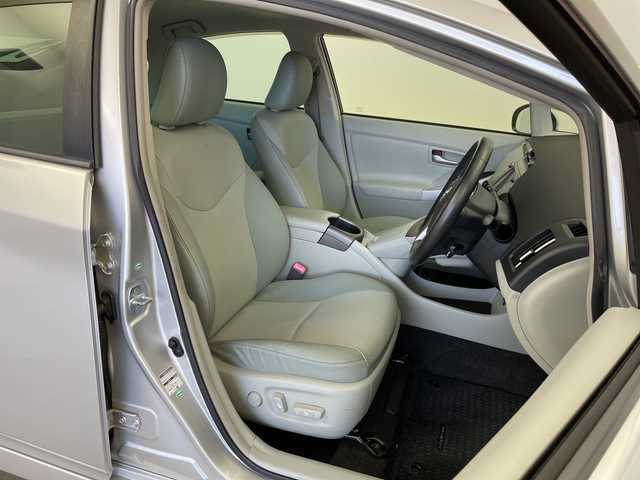 トヨタ プリウス ＰＨＶ G レザーパッケージ 新潟県 2012(平24)年 6.2万km シルバーM 純正メモリナビ/　フルセグTV/Bluetooth/CD/DVD/USB/レーダークルーズコントロール/ヘッドアップディスプレイ/D席パワーシート/レザーシート/前席シートヒーター/コーナーセンサー/バックモニター/ビルトインETC/横滑り防止装置/充電ケーブル/レザーステアリング/ステアリングスイッチ