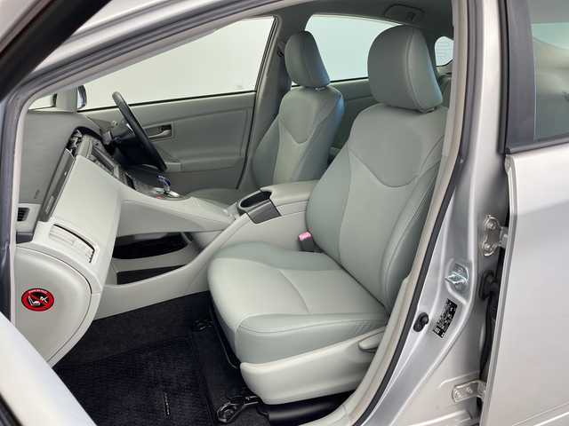 トヨタ プリウス ＰＨＶ G レザーパッケージ 新潟県 2012(平24)年 6.2万km シルバーM 純正メモリナビ/　フルセグTV/Bluetooth/CD/DVD/USB/レーダークルーズコントロール/ヘッドアップディスプレイ/D席パワーシート/レザーシート/前席シートヒーター/コーナーセンサー/バックモニター/ビルトインETC/横滑り防止装置/充電ケーブル/レザーステアリング/ステアリングスイッチ