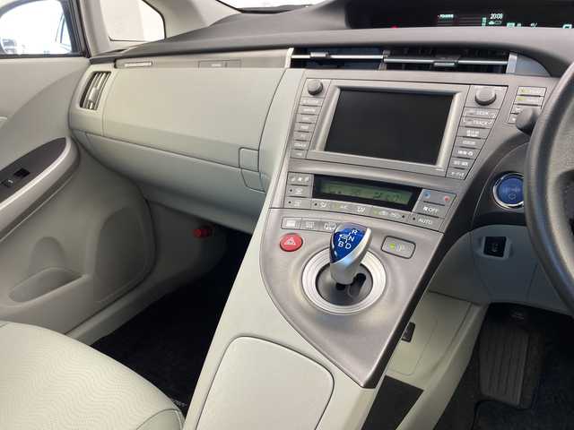 トヨタ プリウス ＰＨＶ G レザーパッケージ 新潟県 2012(平24)年 6.2万km シルバーM 純正メモリナビ/　フルセグTV/Bluetooth/CD/DVD/USB/レーダークルーズコントロール/ヘッドアップディスプレイ/D席パワーシート/レザーシート/前席シートヒーター/コーナーセンサー/バックモニター/ビルトインETC/横滑り防止装置/充電ケーブル/レザーステアリング/ステアリングスイッチ