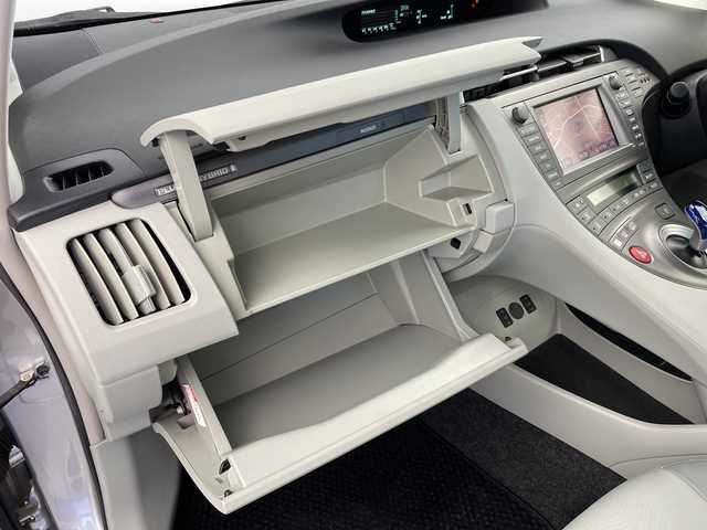トヨタ プリウス ＰＨＶ G レザーパッケージ 新潟県 2012(平24)年 6.2万km シルバーM 純正メモリナビ/　フルセグTV/Bluetooth/CD/DVD/USB/レーダークルーズコントロール/ヘッドアップディスプレイ/D席パワーシート/レザーシート/前席シートヒーター/コーナーセンサー/バックモニター/ビルトインETC/横滑り防止装置/充電ケーブル/レザーステアリング/ステアリングスイッチ