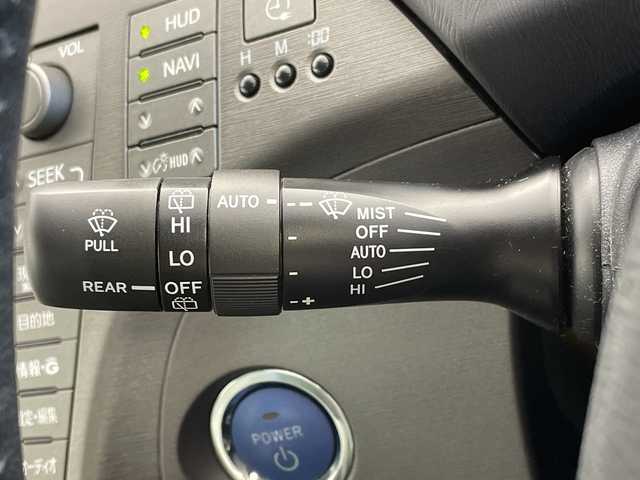 トヨタ プリウス ＰＨＶ G レザーパッケージ 新潟県 2012(平24)年 6.2万km シルバーM 純正メモリナビ/　フルセグTV/Bluetooth/CD/DVD/USB/レーダークルーズコントロール/ヘッドアップディスプレイ/D席パワーシート/レザーシート/前席シートヒーター/コーナーセンサー/バックモニター/ビルトインETC/横滑り防止装置/充電ケーブル/レザーステアリング/ステアリングスイッチ