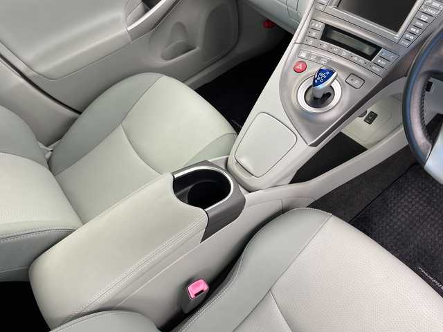 トヨタ プリウス ＰＨＶ G レザーパッケージ 新潟県 2012(平24)年 6.2万km シルバーM 純正メモリナビ/　フルセグTV/Bluetooth/CD/DVD/USB/レーダークルーズコントロール/ヘッドアップディスプレイ/D席パワーシート/レザーシート/前席シートヒーター/コーナーセンサー/バックモニター/ビルトインETC/横滑り防止装置/充電ケーブル/レザーステアリング/ステアリングスイッチ