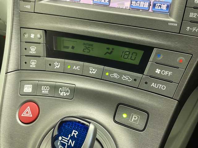トヨタ プリウス ＰＨＶ G レザーパッケージ 新潟県 2012(平24)年 6.2万km シルバーM 純正メモリナビ/　フルセグTV/Bluetooth/CD/DVD/USB/レーダークルーズコントロール/ヘッドアップディスプレイ/D席パワーシート/レザーシート/前席シートヒーター/コーナーセンサー/バックモニター/ビルトインETC/横滑り防止装置/充電ケーブル/レザーステアリング/ステアリングスイッチ