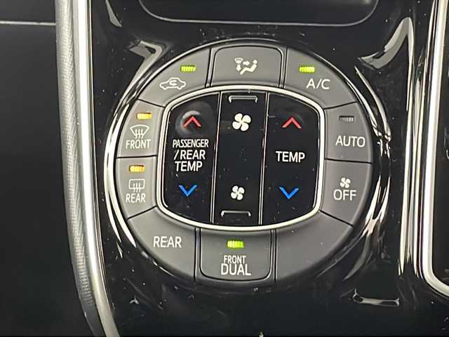 トヨタ ヴォクシー ZS 煌Ⅲ 埼玉県 2021(令3)年 1.8万km ブラッキッシュアゲハガラスフレーク 純正SDナビ　/バックカメラ　/前後ドライブレコーダー　/クルーズコントロール　/ビルトインＥＴＣ　/両側パワースライドドア　/衝突軽減システム　/オートマティックハイビーム　/レーンキープアシスト　/クリアランスソナー/ステアリングリモコン/プッシュスタート/アイドリングストップ/純正アルミホイール/社外フロアマット/ロールサンシェード/純正ドアバイザー/ウィンカーミラー