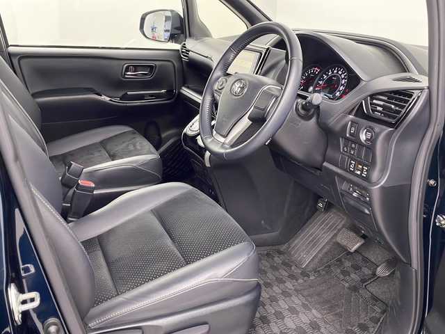 トヨタ ヴォクシー ZS 煌Ⅲ 埼玉県 2021(令3)年 1.8万km ブラッキッシュアゲハガラスフレーク 純正SDナビ　/バックカメラ　/前後ドライブレコーダー　/クルーズコントロール　/ビルトインＥＴＣ　/両側パワースライドドア　/衝突軽減システム　/オートマティックハイビーム　/レーンキープアシスト　/クリアランスソナー/ステアリングリモコン/プッシュスタート/アイドリングストップ/純正アルミホイール/社外フロアマット/ロールサンシェード/純正ドアバイザー/ウィンカーミラー
