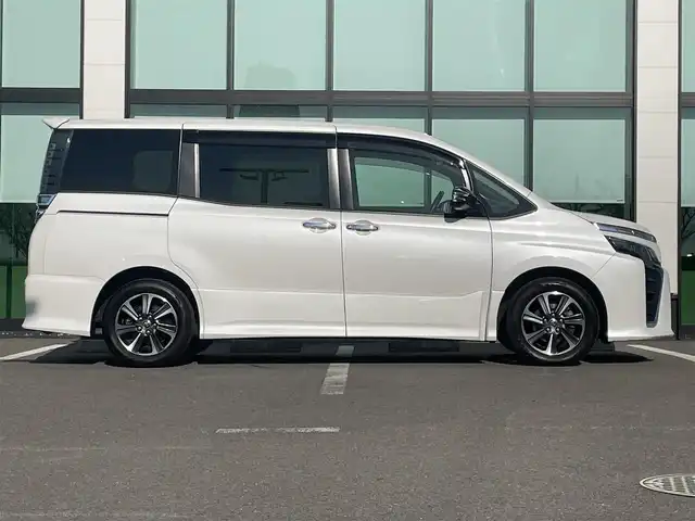 トヨタ ヴォクシー ZS 煌Ⅱ 和歌山県 2019(令1)年 6.2万km ホワイトパールクリスタルシャイン 社外ナビ/バックカメラ/衝突軽減ブレーキ/クルーズコントロール/オートライト/レーンキープアシスト/前後コーナーセンサー/両側パワスラ/ドラレコ/ETC/フルオートパワーウィンドウ/LEDヘッドライト/フォグランプ/後席サンシェード