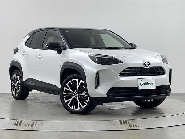 トヨタ ヤリスクロス ハイブリッド Z 埼玉県 2025(令7)年 0.7万km ブラックマイカ/プラチナホワイトパールマイカ 純正ディスプレイオーディオ/全方位カメラ/BSM/パワーシート/シートヒーター/ステアリングヒーター/レーダークルーズコントロール/オートマティックハイビーム/レーンキープアシスト/衝突軽減システム/ビルトインETC/電子パーキング/ブレードホールド/HDMI/ステアリングリモコン/プッシュスタート/純正18インチアルミホイール/社外フロアマット