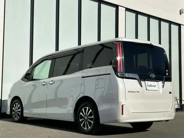 トヨタ エスクァイア ハイブリッド Gi プレミアムパッケージ ブラックテーラード 大阪府 2020(令2)年 6.8万km ホワイトパールクリスタルシャイン 純正１０インチナビ　/   フルセグＴＶ/CD/DVD/Bluetooth/トヨタセーフティセンス/コーナーセンサー　/バックモニター　/12.1インチフリップダウンモニター　/前席シートヒーター　/両側パワースライドドア　/前後ドライブレコーダー/オートマチックハイビーム/純正15インチアルミホイール/純正フロアマット　/ビルトインETC2.0/ＬＥＤ/取扱説明書/保証書/記録簿