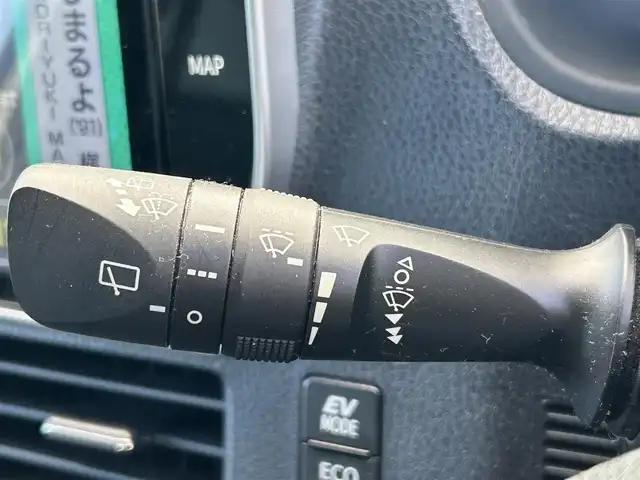 トヨタ エスクァイア ハイブリッド Gi プレミアムパッケージ ブラックテーラード 大阪府 2020(令2)年 6.8万km ホワイトパールクリスタルシャイン 純正１０インチナビ　/   フルセグＴＶ/CD/DVD/Bluetooth/トヨタセーフティセンス/コーナーセンサー　/バックモニター　/12.1インチフリップダウンモニター　/前席シートヒーター　/両側パワースライドドア　/前後ドライブレコーダー/オートマチックハイビーム/純正15インチアルミホイール/純正フロアマット　/ビルトインETC2.0/ＬＥＤ/取扱説明書/保証書/記録簿