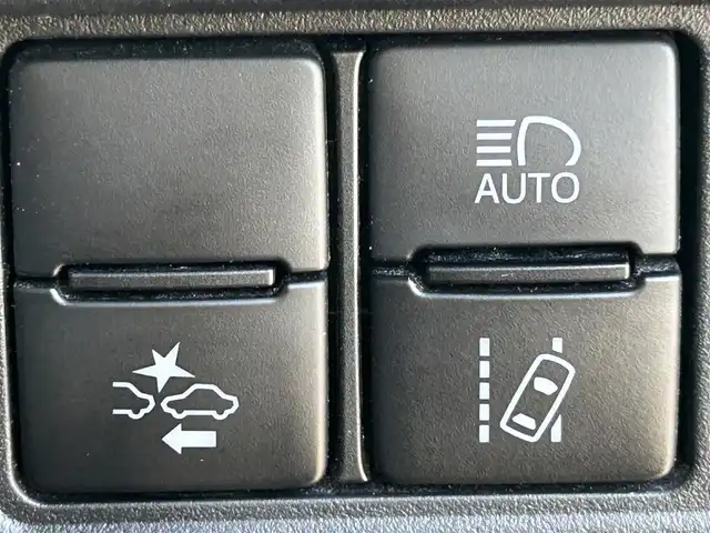 トヨタ エスクァイア ハイブリッド Gi プレミアムパッケージ ブラックテーラード 大阪府 2020(令2)年 6.8万km ホワイトパールクリスタルシャイン 純正１０インチナビ　/   フルセグＴＶ/CD/DVD/Bluetooth/トヨタセーフティセンス/コーナーセンサー　/バックモニター　/12.1インチフリップダウンモニター　/前席シートヒーター　/両側パワースライドドア　/前後ドライブレコーダー/オートマチックハイビーム/純正15インチアルミホイール/純正フロアマット　/ビルトインETC2.0/ＬＥＤ/取扱説明書/保証書/記録簿