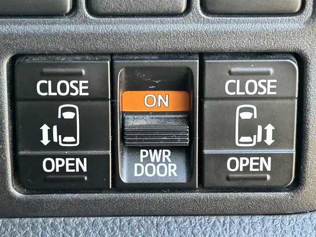 トヨタ エスクァイア ハイブリッド Gi プレミアムパッケージ ブラックテーラード 大阪府 2020(令2)年 6.8万km ホワイトパールクリスタルシャイン 純正１０インチナビ　/   フルセグＴＶ/CD/DVD/Bluetooth/トヨタセーフティセンス/コーナーセンサー　/バックモニター　/12.1インチフリップダウンモニター　/前席シートヒーター　/両側パワースライドドア　/前後ドライブレコーダー/オートマチックハイビーム/純正15インチアルミホイール/純正フロアマット　/ビルトインETC2.0/ＬＥＤ/取扱説明書/保証書/記録簿