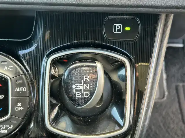 トヨタ エスクァイア ハイブリッド Gi プレミアムパッケージ ブラックテーラード 大阪府 2020(令2)年 6.8万km ホワイトパールクリスタルシャイン 純正１０インチナビ　/   フルセグＴＶ/CD/DVD/Bluetooth/トヨタセーフティセンス/コーナーセンサー　/バックモニター　/12.1インチフリップダウンモニター　/前席シートヒーター　/両側パワースライドドア　/前後ドライブレコーダー/オートマチックハイビーム/純正15インチアルミホイール/純正フロアマット　/ビルトインETC2.0/ＬＥＤ/取扱説明書/保証書/記録簿