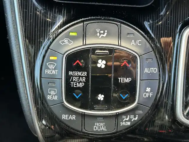 トヨタ エスクァイア ハイブリッド Gi プレミアムパッケージ ブラックテーラード 大阪府 2020(令2)年 6.8万km ホワイトパールクリスタルシャイン 純正１０インチナビ　/   フルセグＴＶ/CD/DVD/Bluetooth/トヨタセーフティセンス/コーナーセンサー　/バックモニター　/12.1インチフリップダウンモニター　/前席シートヒーター　/両側パワースライドドア　/前後ドライブレコーダー/オートマチックハイビーム/純正15インチアルミホイール/純正フロアマット　/ビルトインETC2.0/ＬＥＤ/取扱説明書/保証書/記録簿