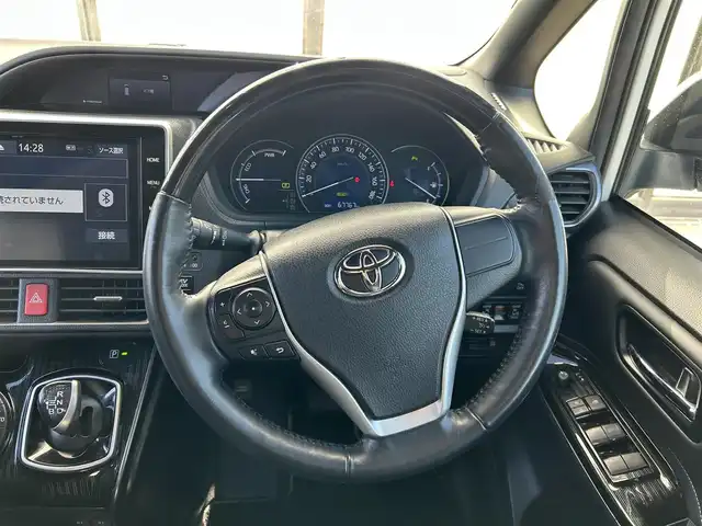 トヨタ エスクァイア ハイブリッド Gi プレミアムパッケージ ブラックテーラード 大阪府 2020(令2)年 6.8万km ホワイトパールクリスタルシャイン 純正１０インチナビ　/   フルセグＴＶ/CD/DVD/Bluetooth/トヨタセーフティセンス/コーナーセンサー　/バックモニター　/12.1インチフリップダウンモニター　/前席シートヒーター　/両側パワースライドドア　/前後ドライブレコーダー/オートマチックハイビーム/純正15インチアルミホイール/純正フロアマット　/ビルトインETC2.0/ＬＥＤ/取扱説明書/保証書/記録簿