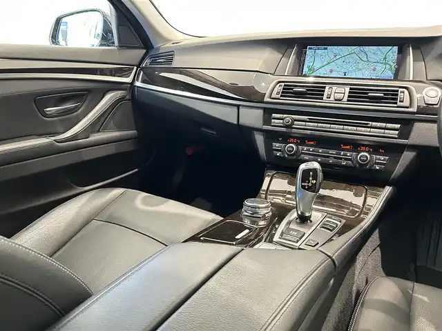 ＢＭＷ ５２３ｄ ツーリング ラグジュアリー 福岡県 2015(平27)年 5.9万km 青 黒革　/コンフォートコンフォートアクセス　/純正ナビ／フルセグ　/Ｂカメラ　/Ｂｌｕｅｔｏｏｔｈ　/アンビエントライト　/アダクティブクルーズコントロール　/メモリ付パワーシート　/シートヒーター　/スマートキー