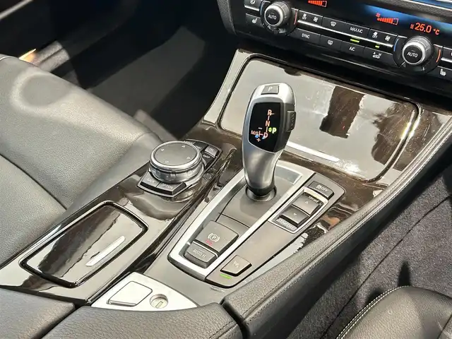 ＢＭＷ ５２３ｄ ツーリング ラグジュアリー 福岡県 2015(平27)年 5.9万km 青 黒革　/コンフォートコンフォートアクセス　/純正ナビ／フルセグ　/Ｂカメラ　/Ｂｌｕｅｔｏｏｔｈ　/アンビエントライト　/アダクティブクルーズコントロール　/メモリ付パワーシート　/シートヒーター　/スマートキー