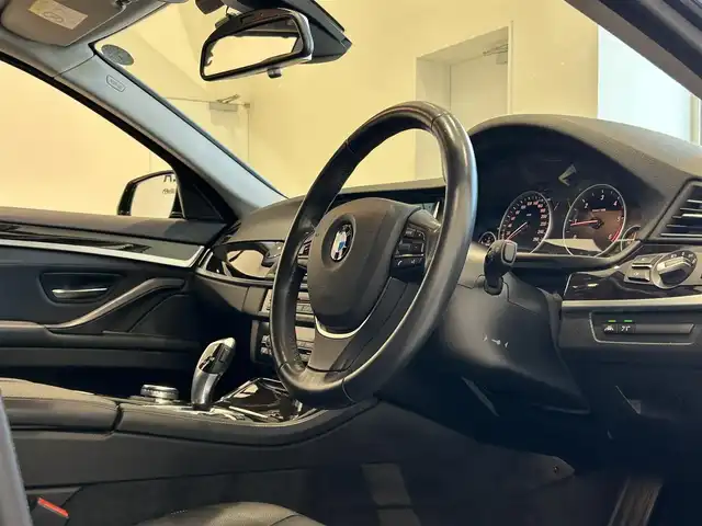 ＢＭＷ ５２３ｄ ツーリング ラグジュアリー 福岡県 2015(平27)年 5.9万km 青 黒革　/コンフォートコンフォートアクセス　/純正ナビ／フルセグ　/Ｂカメラ　/Ｂｌｕｅｔｏｏｔｈ　/アンビエントライト　/アダクティブクルーズコントロール　/メモリ付パワーシート　/シートヒーター　/スマートキー