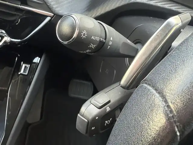 プジョー ２０８ アリュール 愛知県 2021(令3)年 4.2万km パール /正規ディーラー車//ディスプレイオーディオ//AM/FM/BT/USB//Apple CarPlay//Android Auto//バックカメラ//ETC//ワイヤレス充電//アクティブセーフティブレーキ//ACC//レーンアシスト//ハンズフリーアクセス//トラフィックサインインフォメーション//パーキングセンサー//ストップ＆スタート//TRC//パドルシフト//MTモード付AT//本革巻きステアリング//ステアリングスイッチ//スマートキー//プッシュスタート//オートリトラウィンカーミラー//LEDオートライト//オートエアコン//純正15インチAW//純正フロアマット//スペアタイヤ//トノカバー//ISOFIX//オートワイパー//電動パーキング//保証書//取扱説明書//スペアキー