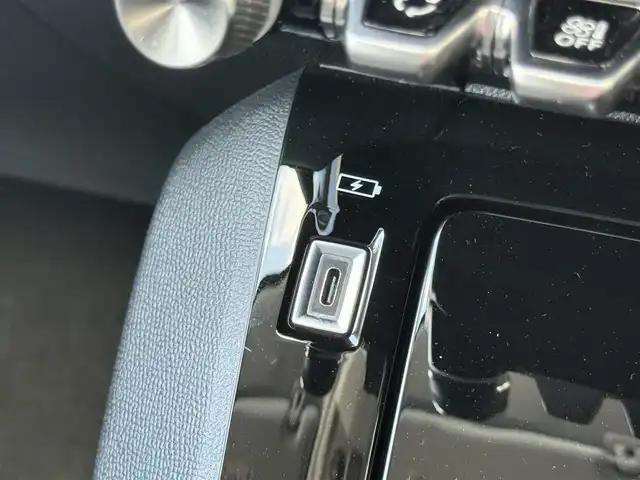 プジョー ２０８ アリュール 愛知県 2021(令3)年 4.2万km パール /正規ディーラー車//ディスプレイオーディオ//AM/FM/BT/USB//Apple CarPlay//Android Auto//バックカメラ//ETC//ワイヤレス充電//アクティブセーフティブレーキ//ACC//レーンアシスト//ハンズフリーアクセス//トラフィックサインインフォメーション//パーキングセンサー//ストップ＆スタート//TRC//パドルシフト//MTモード付AT//本革巻きステアリング//ステアリングスイッチ//スマートキー//プッシュスタート//オートリトラウィンカーミラー//LEDオートライト//オートエアコン//純正15インチAW//純正フロアマット//スペアタイヤ//トノカバー//ISOFIX//オートワイパー//電動パーキング//保証書//取扱説明書//スペアキー
